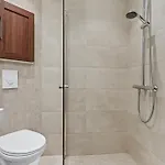 And Modern Terraced House In דירה *